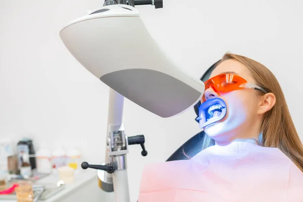 Una Paziente Sesso Femminile Riceve Trattamento Sbiancamento Dei Denti Compreso — Foto Stock