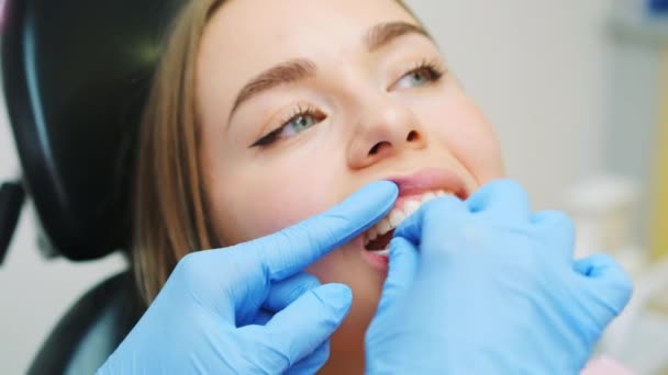 Tandläkare Tillämpar Fluorid Tänder För Blekning Förfarande Toothy Leende Förfarande — Stockvideo