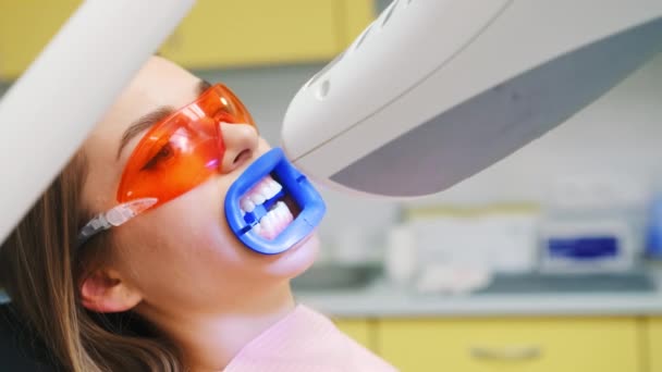 Zahnaufhellung Einer Privaten Zahnklinik Patient Mit Schutzbrille Bereitet Sich Mit — Stockvideo