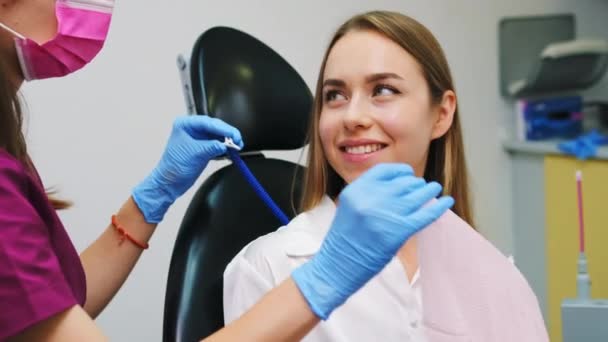 Brunhårig Ung Kvinna Förbereder Sig För Tandvård Med Tandläkare Privata — Stockvideo
