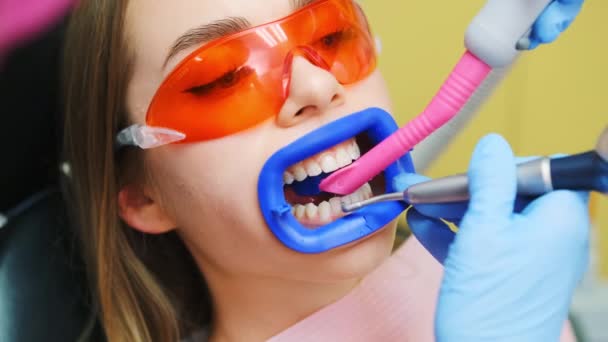 Der Zahnarzt Mit Handschuhen Reinigt Die Zähne Privaten Zahnraum Mit — Stockvideo