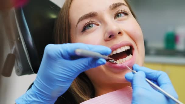 Patientin Stuhl Während Der Zahnbehandlung Der Zahnarztpraxis Arzt Überprüft Vorderzähne — Stockvideo