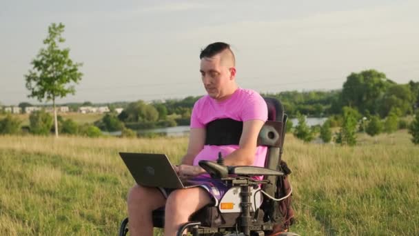Mannen Rullstol Arbetar Modern Bärbar Dator Håller Enheten Knä Solig — Stockvideo