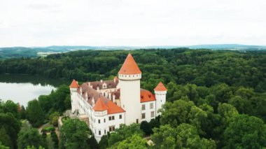 Çek Cumhuriyeti, Orta Bohemya 'da Konopiste Sarayı ve Gölü' nün panoramik manzarası.