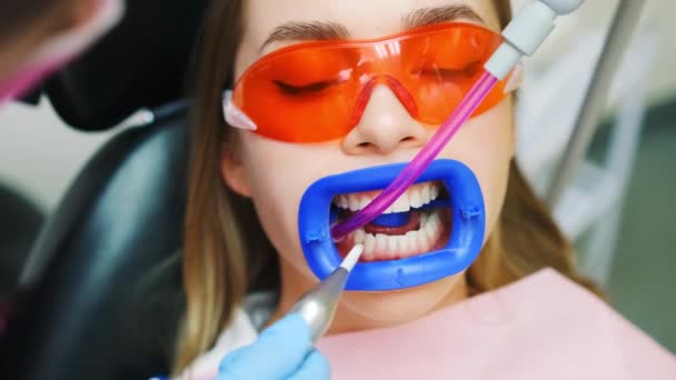 Dentista Que Usa Luvas Limpa Dentes Com Água Detector Placas — Vídeo de Stock