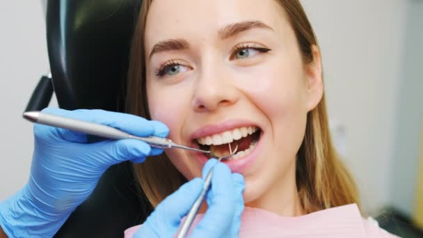 Patientin Sitzt Während Der Zahnbehandlung Der Zahnklinik Auf Einem Stuhl — Stockvideo