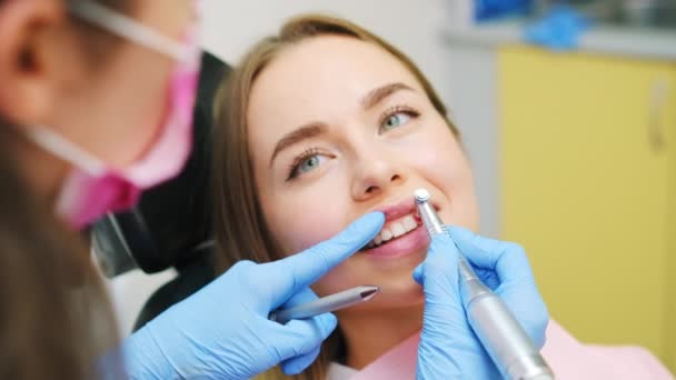 Diş Hekiminde Diş Gıcırdatma Prosedürü Yapan Bir Diş Hekimi Kadın — Stok video