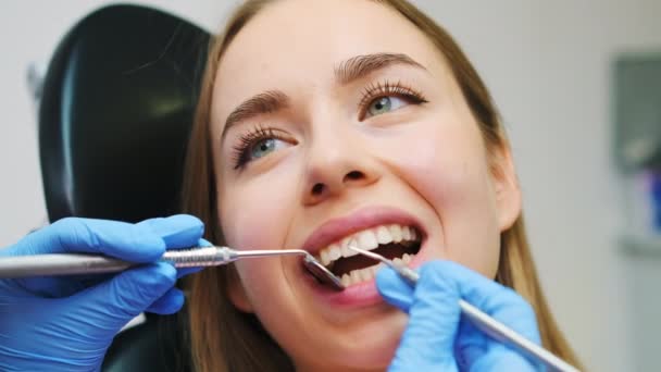 Patientin Sessel Während Der Zahnbehandlung Der Zahnklinik Arzt Überprüft Frontzähne — Stockvideo