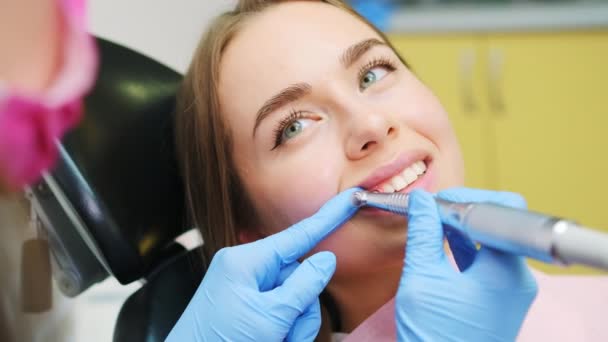 Tandläkare Utför Tandgnissling Förfarande Tandvårdskliniken Kvinna Besöker Läkare Slipning Tänder — Stockvideo
