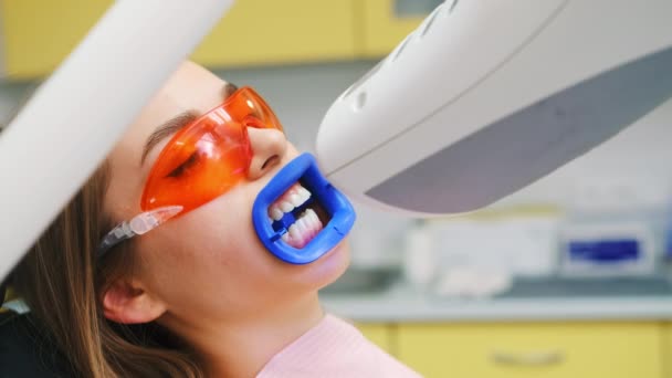 Blanqueamiento Dental Clínica Dental Paciente Gafas Para Proteger Los Ojos — Vídeo de stock
