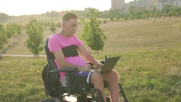 Гомосексуальний Чоловік Інвалідному Візку Працює Ноутбуці Бізнесу Сонячному Фоні Бізнесмен — стокове відео