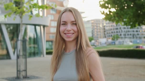 Wanita Pirang Yang Ceria Dengan Rambut Yang Panjang Tersenyum Cerah — Stok Video