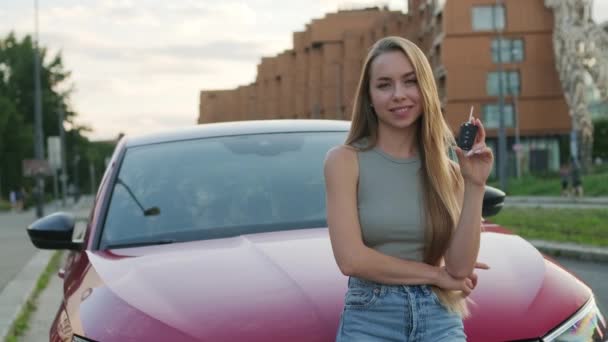 Молодая Женщина Водитель Широкой Улыбкой Держит Ключ Машины Стоя Перед — стоковое видео