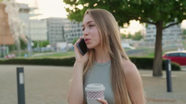 Rahat Bayan Sıcak Kahve Içiyor Telefonda Erkek Arkadaşıyla Konuşuyor Genç — Stok video