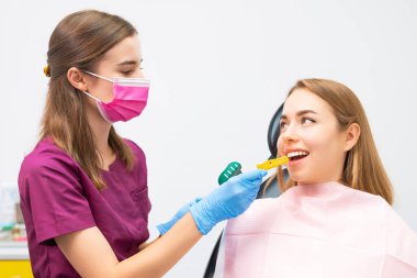 Ortodontist ortodonti dizilimleri için dişçi kaşıkları seçer