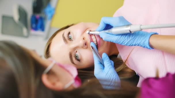 Tandläkare Utför Tandgnissling Procedur Härlig Kvinna För Att Förbättra Hennes — Stockvideo