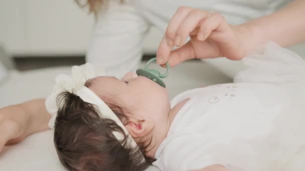 Moeder Neemt Fopspeen Van Het Kind Pasgeboren Baby Gekleed Schattige — Stockvideo