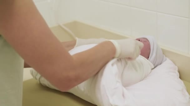 Verpleegster Rubberen Handschoenen Wikkelt Pasgeboren Baby Commode Ziekenhuiskamer Kind Ondergaat — Stockvideo