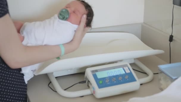 Νεογέννητο Μωρό Τυλιγμένο Κουβέρτα Μεταφέρθηκε Απαλά Για Ζύγιση Βρεφική Ζυγαριά — Αρχείο Βίντεο