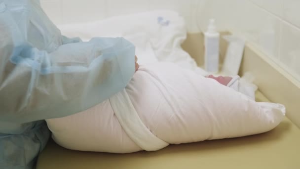 Vrouw Ziekenhuisjurk Knoop Baddeken Gewikkeld Rond Pasgeboren Baby Lady Zachtjes — Stockvideo