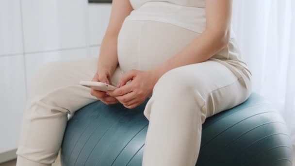Zwangere Vrouw Beweegt Langzaam Zachtjes Schommelend Lichaam Terwijl Zitten Rubberen — Stockvideo