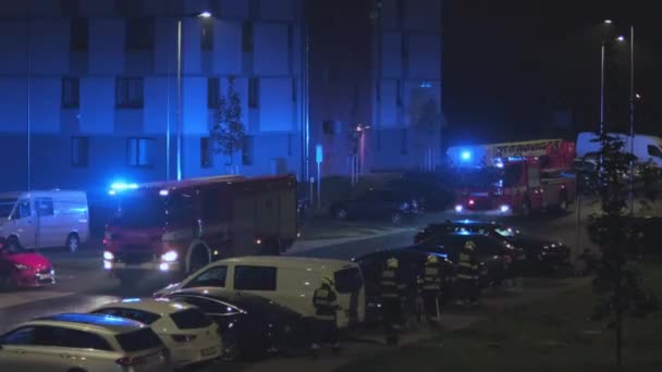 Strażacy Aktywowali Nocy Pradze Światła Ostrzegawcze Wozu Strażackiego Oświetlające Ulice — Wideo stockowe