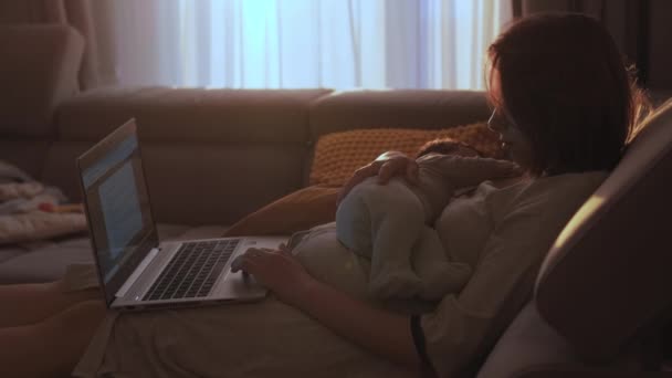 Bakıcı Anne Bilgisayar Kucağında Yeni Doğan Çocuğu Sakinleştirerek Evden Çalışır — Stok video