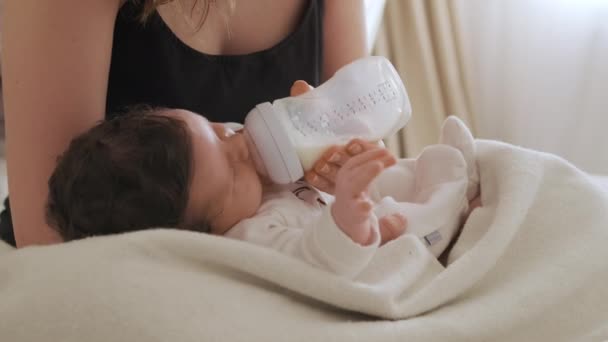 Moeder Voedt Pasgeboren Baby Van Fles Cradling Kleine Dochter Arm — Stockvideo