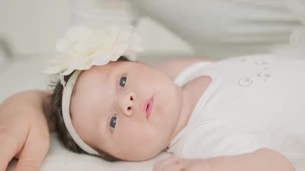 Молодая Мать Любовью Наклоняется Новорожденному Ребенку Мирно Лежащему Кровати Милым — стоковое видео