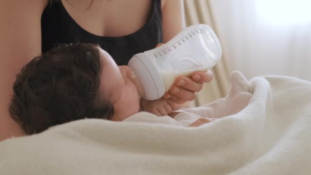 Dochter Ligt Moeder Armen Eten Voedend Voedsel Met Vitaminen Wanneer — Stockvideo