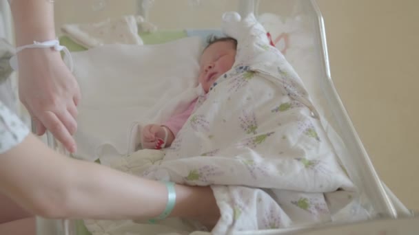 Moeder Staat Buurt Wieg Met Pasgeboren Dochter Het Ziekenhuis Met — Stockvideo