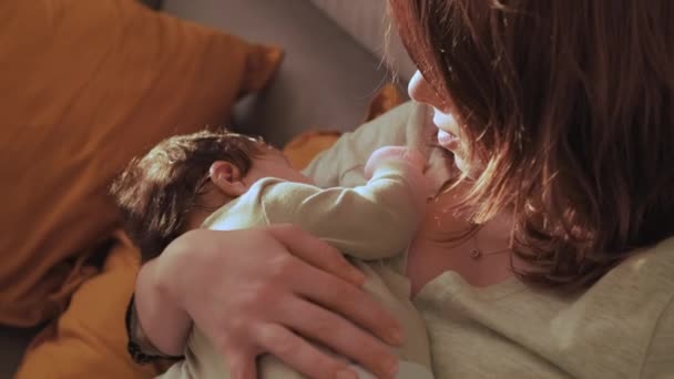 Gelukkige Moeder Houdt Het Slapende Kind Armen Tevreden Baby Rust — Stockvideo