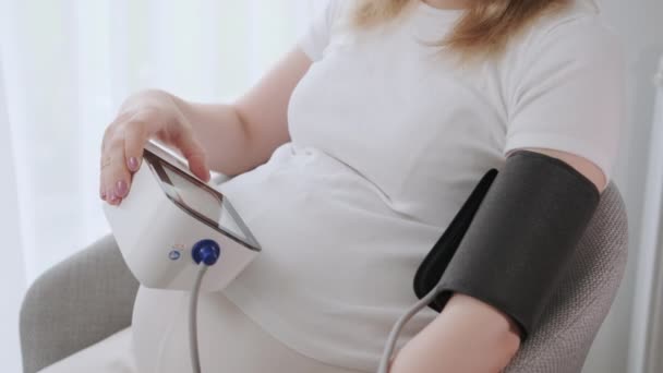 Leendő Anya Mérőműszerrel Szabályozza Vérnyomást Kényelmesen Széken Nézi Eszköz Várt — Stock videók