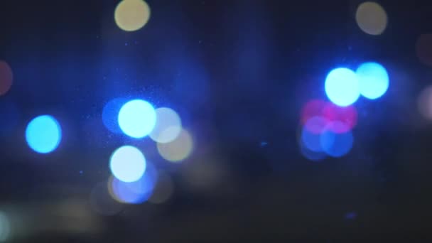 Bokeh Etkisi Işıkları Pencerenin Dışındaki Caddede Yanıp Sönen Ambulans Arabasından — Stok video