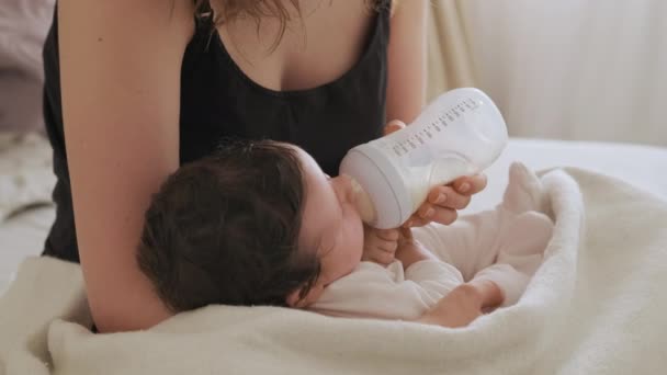 Matka Koszuli Karmi Noworodka Mlekiem Plastikowej Butelki Dziecko Leży Ramionach — Wideo stockowe