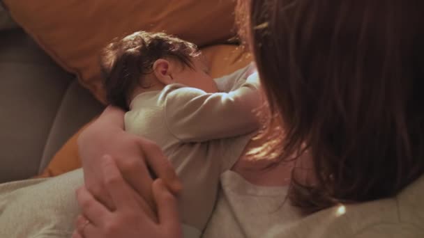 Anne Kucağında Uyuyan Çocuğu Nazikçe Sallıyor Bebek Sakince Annenin Kucağında — Stok video