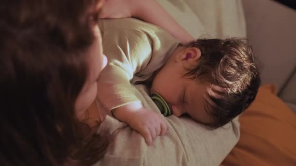 Klein Kinderhoofd Rust Vredig Moeder Armen Schommelend Kind Baby Slaapt — Stockvideo