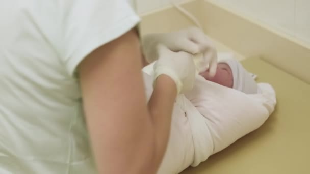 Verpleegster Handschoenen Knoopt Knoop Zachte Deken Gewikkeld Rond Pasgeboren Baby — Stockvideo