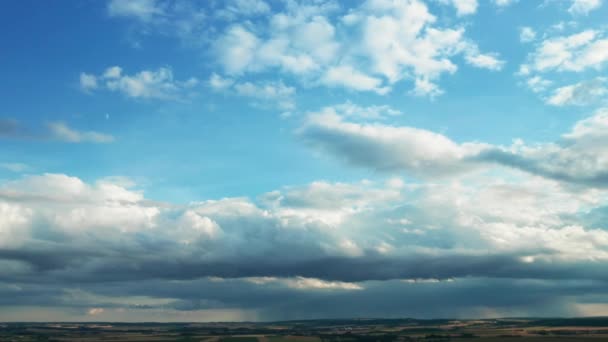 Yumuşak Bulutlar Uçsuz Bucaksız Berrak Gökyüzünde Dolaşarak Sakinleştirici Bir Manzara — Stok video