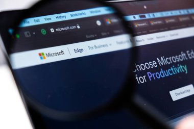 Microsoft Edge logosu büyüteç ile ekranda, Aralık 2023, Prag, Çek Cumhuriyeti