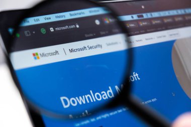 Microsoft Güvenlik logosu bir laptop ekranındaki büyüteçle genişletildi, Aralık 2023, Prag, Çek Cumhuriyeti