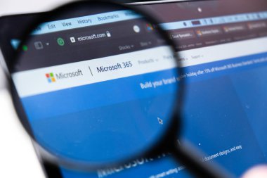 Microsoft 365 logosu büyüteç ile ekranda, Aralık 2023, Prag, Çek Cumhuriyeti
