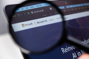 Microsoft 365 logosu bir laptop ekranındaki büyüteçle genişletildi, Aralık 2023, Prag, Çek Cumhuriyeti