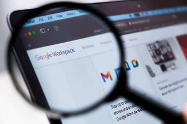 Google Çalışma Alanı logosu bir laptop ekranındaki büyüteçle genişletildi, Aralık 2023, Prag, Çek Cumhuriyeti
