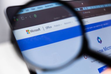 Microsoft Ofis logosu büyüteçle ekranda, Aralık 2023, Prag, Çek Cumhuriyeti