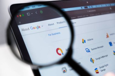 Google logosu ekran ekranında büyüteçle, Aralık 2023, Prag, Çek Cumhuriyeti