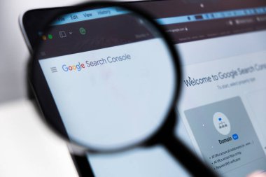 Google Arama Konsolu logosu bir laptop ekranındaki büyüteç ile genişletildi, Aralık 2023, Prag, Çek Cumhuriyeti