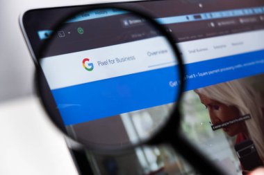 Google Pikseli İş Logosu büyüteçle ekranda, Aralık 2023, Prag, Çek Cumhuriyeti