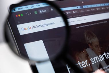 Google Pazarlama Platformu logosu bir laptop ekranındaki büyüteç ile genişletildi, Aralık 2023, Prag, Çek Cumhuriyeti