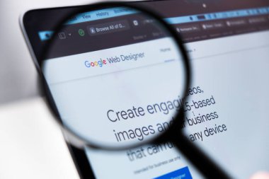 Google Web Tasarımcısı logosu bir laptop ekranındaki büyüteç ile genişletildi, Aralık 2023, Prag, Çek Cumhuriyeti